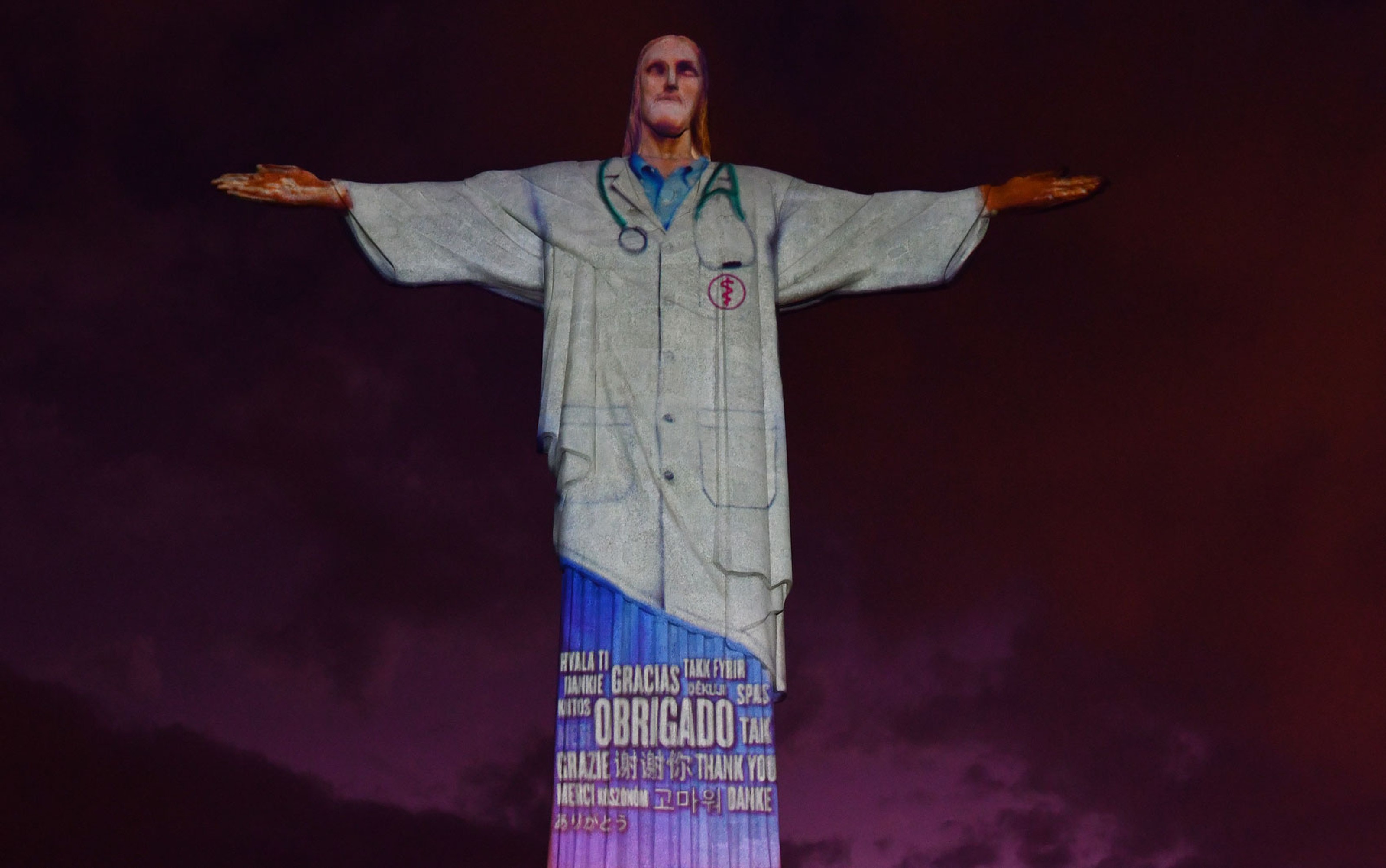 Cristo Redentor 'veste' jaleco em homenagem a médicos durante pandemia do coronavírus